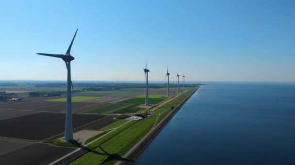 Větrná turbína z leteckého pohledu, Pohled na větrný park westermeerdijk větrný mlýn v jezeře Ithe selmeer největší v Nizozemsku, Udržitelný rozvoj, Obnovitelné zdroje energie — Stock video