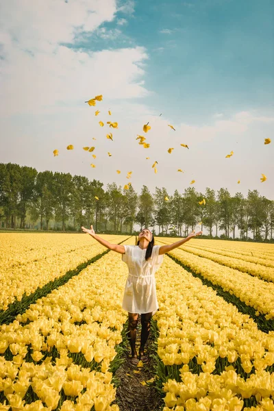Hollanda lale tarlası, Hollanda 'nın sarı lale tarlası drone manzarası, çiçek tarlasında mutlu genç bir çift. — Stok fotoğraf
