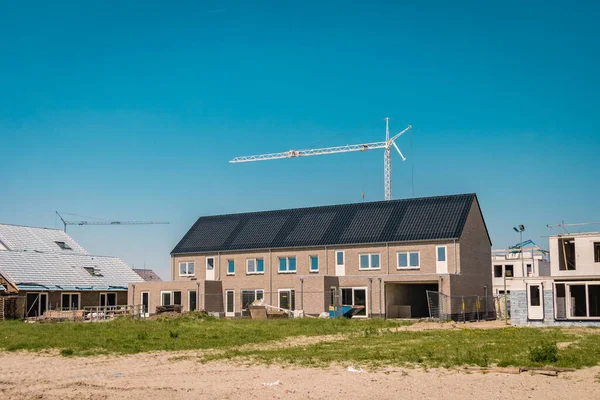 Sluneční energie na nově postaveném domě, sluneční panely na domě v Nizozemsku Flevoland, solární energie a solární energie — Stock fotografie