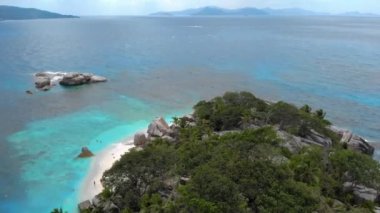 Coco Adası La Digue Seyşeller, yukarıdan kumsalda çift görüntüsü, yukarıdan insansız hava aracı manzarası Seychelles Coco Adası La Digue plajında.