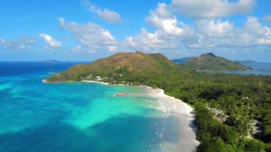 Praslin adası üzerinde panorama drone görüntüsü, kristal berrak su ile kuş bakışı panoramik tropik ada Praslin Seyşeller