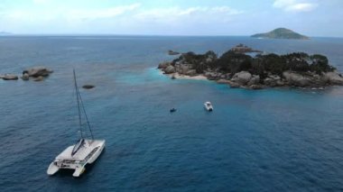 Coco Adası La Digue Seyşeller, yukarıdan kumsalda çift görüntüsü, yukarıdan insansız hava aracı manzarası Seychelles Coco Adası La Digue plajında.