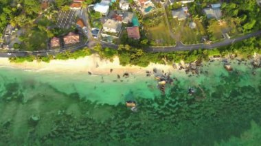 Mahe Seyşeller, yukarıdan kumsala insansız hava aracı manzarası, yukarıdan Seyşel sahiline insansız hava aracı manzarası 