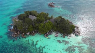 Praslin tropikal adası Seyşeller, İHA manzaralı St. Piere Adası Seyşeller
