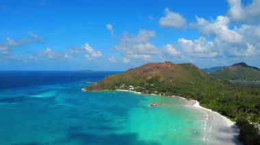 Praslin adası üzerinde panorama drone görüntüsü, kristal berrak su ile kuş bakışı panoramik tropik ada Praslin Seyşeller