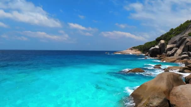 Coco Island La Digue Seychely, letecké drone pohled na pár na pláži shora, drone pohled shora na pláži Seychelles Coco Island La Digue — Stock video