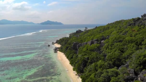 La Digue Seyşeller, beyaz tropikal plajda gün batımı palmiye ağaçları, yukarıdan drone manzarası, yukarıdan Seyşeller sahilinden drone manzarası. — Stok video
