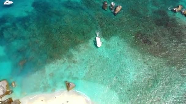 La Digue Seychely, západ slunce na bílé tropické pláži s palmami, letecký dron pohled na pláž shora, drone pohled shora na pláži Seychely — Stock video