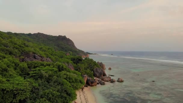 La Digue Seychely, západ slunce na bílé tropické pláži s palmami, letecký dron pohled na pláž shora, drone pohled shora na pláži Seychely — Stock video