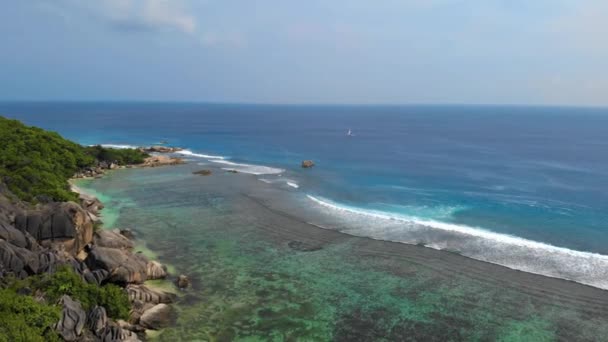 La Digue Seychellerna, solnedgång på den vita tropiska stranden med palm, antenn drönare utsikt över stranden uppifrån, drönare vy uppifrån på stranden i Seychellerna — Stockvideo