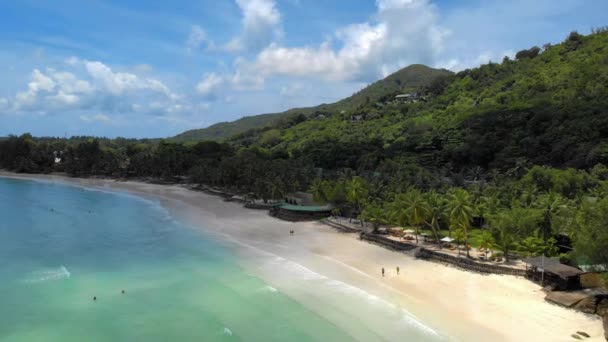 Panorama drone vista sull'isola Praslin, bird eye view panoramica isola tropicale con acqua cristallina Praslin Seychelles — Video Stock