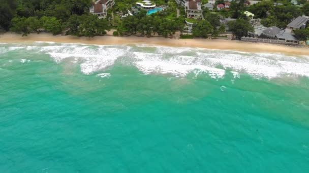 Mahe Seszele, widok z lotu ptaka na plażę z góry, widok z lotu ptaka na plażę Seszeli — Wideo stockowe