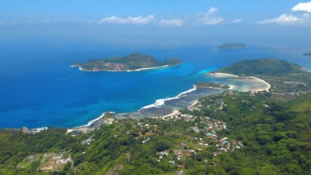 Mahe Seychellen, uitzicht op de drone vanuit de lucht op het strand van bovenaf, uitzicht op de drone van bovenaf op het strand van de Seychellen — Stockvideo