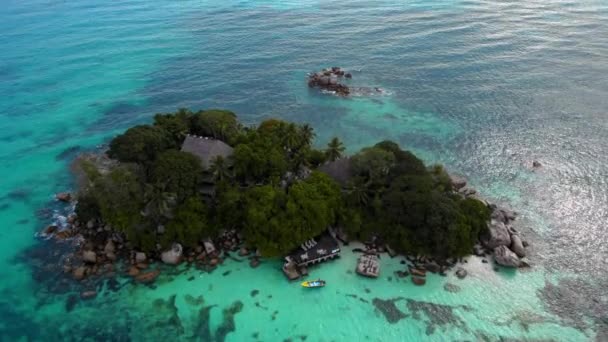 Praslin isla tropical Seychelles, vista del dron por encima de la isla Piere Seychelles — Vídeos de Stock