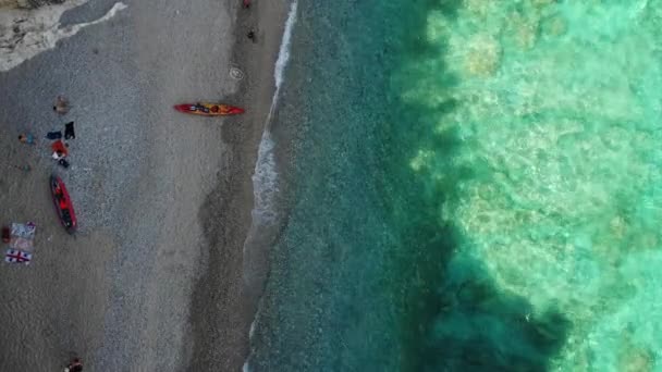 Ostrov Sardinie Itálie Pobřeží Orosei, výhled na krásnou pláž plnou slunečníků a lidí se opalujících a plavajících na tyrkysové vodě. Cala Gonone, Sardinie, Itálie, Cala Mariolu — Stock video