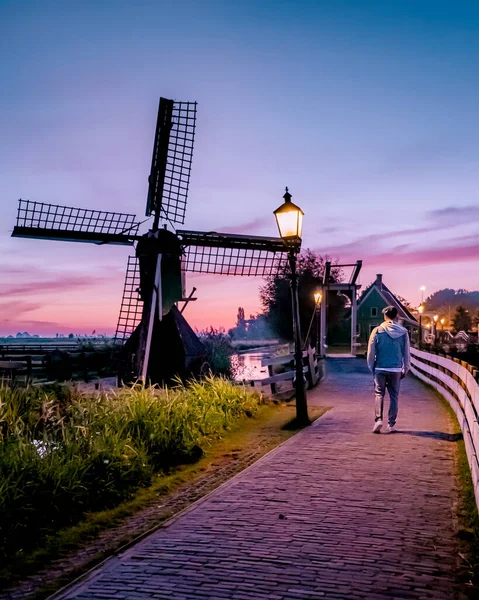 Sunrise Zaanse Schand Dutch windmill village, Windmill village Zaanse Schans, green wooden house at the windmill village zaanse schans Netherlands, Zaanse Schans in the evening during sunset — Stock Photo, Image