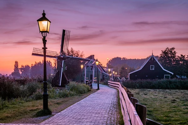 Sunrise Zaanse Schand Dutch windmill village, Windmill village Zaanse Schans, green wooden house at the windmill village zaanse schans Netherlands, Zaanse Schans in the evening during sunset — Stock Photo, Image