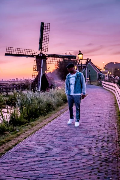 Sunrise Zaanse Schand Dutch windmill village, Windmill village Zaanse Schans, green wood house at the windmill village zaanse schans Netherlands, Zaanse Schans at the evening during sunset. —  Fotos de Stock