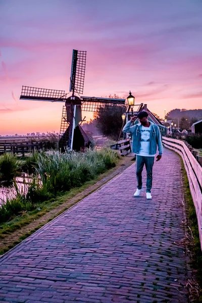 Sunrise Zaanse Schand Dutch windmill village, Windmill village Zaanse Schans, green wooden house at the windmill village zaanse schans Netherlands, Zaanse Schans in the evening during sunset — Stock Photo, Image