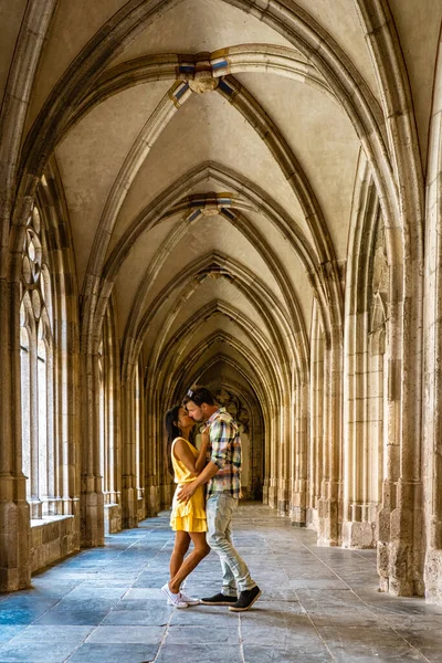 Dom Church Utrecht Países Bajos, pareja de hombres y mujeres caminando por la iglesia de Utrecht, Dom Church Utrecht, The Cathedral of Saint Martin Utrecht Dom Church Países Bajos —  Fotos de Stock