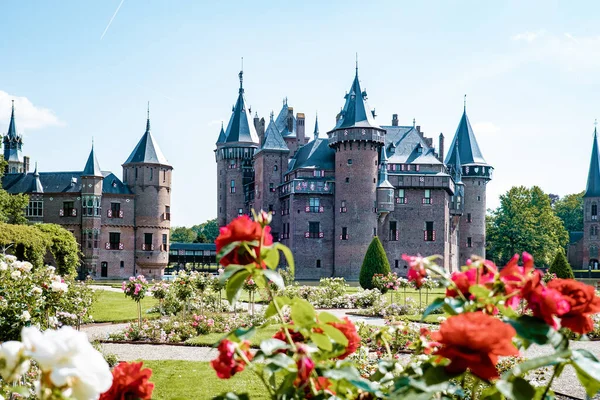 Castle de Haar Países Bajos Utrecht en un luminoso jardín del castillo Haar utrecht Holanda — Foto de Stock