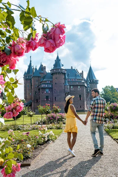 Замок Хаар Нидерланды Утрехт на яркой, молодой пары мужчин и женщин среднего возраста прогулки в саду замка — стоковое фото