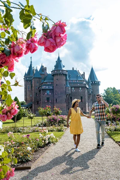 Замок Хаар Нидерланды Утрехт на яркой, молодой пары мужчин и женщин среднего возраста прогулки в саду замка — стоковое фото