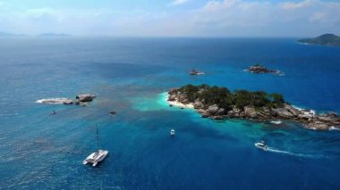 Coco Adası La Digue Seyşeller, yukarıdan kumsalda çift görüntüsü, yukarıdan insansız hava aracı manzarası Seychelles Coco Adası La Digue plajında.