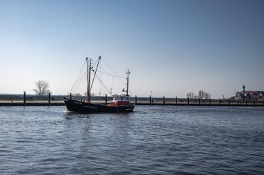 Urk Hollanda 28 Mart 2020, Aydınlık bir bahar gününde balıkçı teknesiyle Urk Limanı