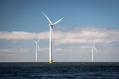 Okyanus açıklarındaki yel değirmeni çiftliği Westermeerwind Parkı 'ndaki yel değirmenleri Hollanda Flevoland Noordoostpolder' ın güneşli bir gününde denizde izole edilmiş.