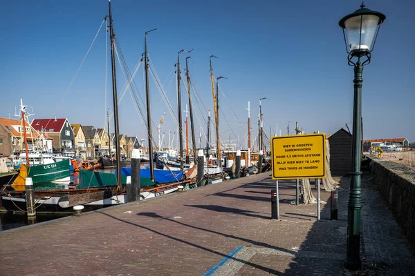 Urk Niederlande 28. März 2020, leere Straßen während des Corona Virus covid 19 Ausbruch mit Warnschildern, um Abstand zum Hafen zu halten — Stockfoto