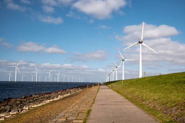 Оффшорная ветряная мельница ферма в океане Westermeerwind парк, ветряные мельницы изолированы в море в прекрасный яркий день Нидерланды Flevoland Noordoostpolder — стоковое фото