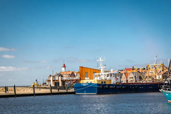 Urk Holandia 28 marca 2020, port Urk witn nowo wybudowana restauracja na tle latarni morskiej — Zdjęcie stockowe