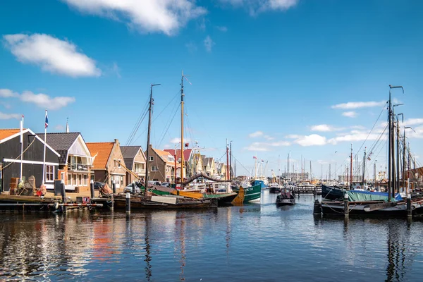 Urk Nederland 28 maart 2020, haven van Urk met vissersboot op een zonnige dag in het voorjaar — Stockfoto