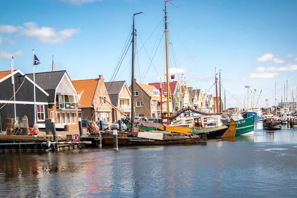 Urk Países Bajos marzo 28 2020, puerto de Urk con barco de pesca en un día brillante en primavera — Foto de Stock