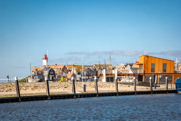 Urk Países Bajos marzo 28 2020, puerto de Urk witn restaurante de nueva construcción con en el fondo el faro —  Fotos de Stock