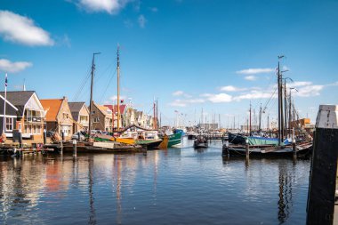 Urk Hollanda 28 Mart 2020, Aydınlık bir bahar gününde balıkçı teknesiyle Urk Limanı