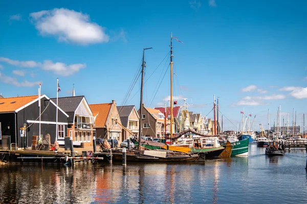 Urk Pays-Bas 28 mars 2020, port d'Urk avec bateau de pêche par un jour lumineux au printemps — Photo