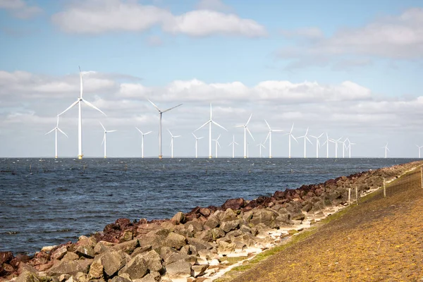 Оффшорная ветряная мельница ферма в океане Westermeerwind парк, ветряные мельницы изолированы в море в прекрасный яркий день Нидерланды Flevoland Noordoostpolder — стоковое фото