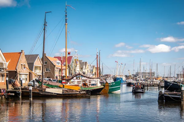 Urk Pays-Bas 28 mars 2020, port d'Urk avec bateau de pêche par un jour lumineux au printemps — Photo