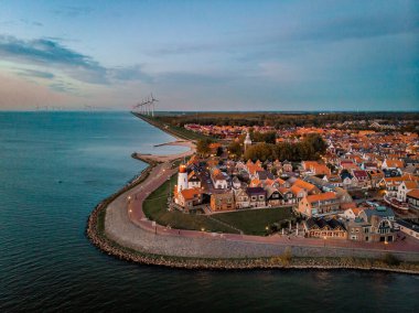 Hollanda Urk Flevoland, Hollanda 'da deniz feneriyle aydınlık bir yaz günü Ijsselmeer Gölü' nün yanındaki tarihi Urk köyünde.