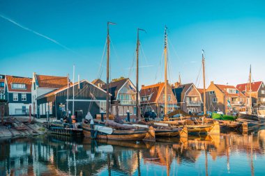 Hollanda Urk Flevoland, Hollanda 'da deniz feneriyle aydınlık bir yaz günü Ijsselmeer Gölü' nün yanındaki tarihi Urk köyünde.