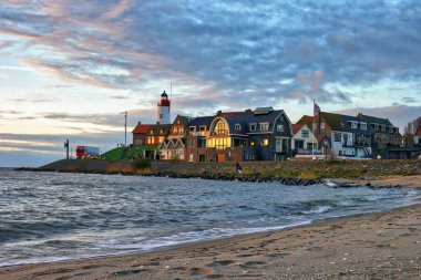 Hollanda Urk Flevoland, Hollanda 'da deniz feneriyle aydınlık bir yaz günü Ijsselmeer Gölü' nün yanındaki tarihi Urk köyünde.