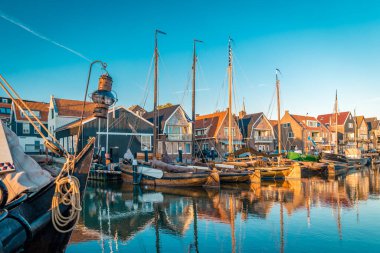 Hollanda Urk Flevoland, Hollanda 'da deniz feneriyle aydınlık bir yaz günü Ijsselmeer Gölü' nün yanındaki tarihi Urk köyünde.