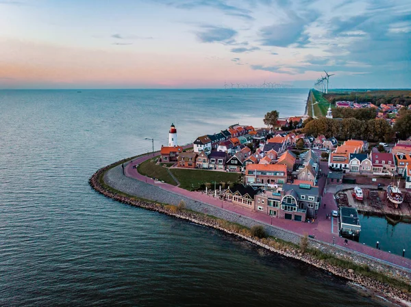 Hollanda Urk Flevoland, Hollanda 'da deniz feneriyle aydınlık bir yaz günü Ijsselmeer Gölü' nün yanındaki tarihi Urk köyünde.