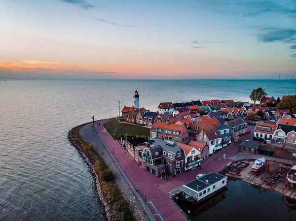 Urk Flevoland Nederland, haven met vuurtoren op een heldere zomer in Nederland bij het historische dorp Urk aan het IJsselmeer — Stockfoto