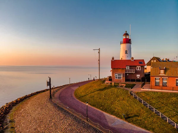 Urk Flevoland Países Bajos, puerto con faro en un brillante verano en los Países Bajos en el histórico pueblo de Urk junto al lago Ijsselmeer —  Fotos de Stock