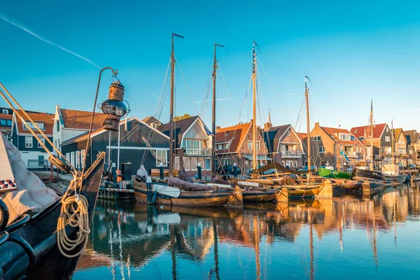 Urk Flevoland Holanda, porto com farol em um verão brilhante na Holanda na aldeia histórica de Urk ao lado do lago Ijsselmeer — Fotografia de Stock