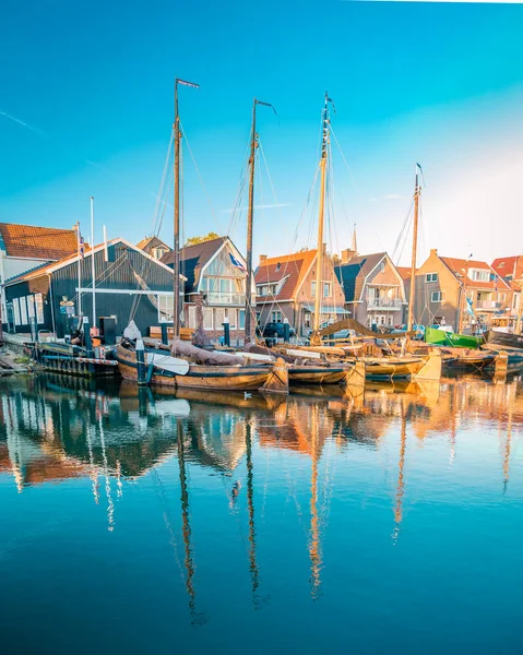 Urk Flevoland Nizozemsko, přístav s majákem na jasné léto v Nizozemsku v historické vesnici Urk u jezera Ijsselmeer — Stock fotografie