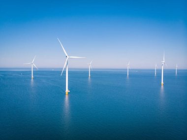 Hava manzaralı rüzgar türbini, rüzgar parkının batı kanadındaki drone manzarası IJsselmeer gölündeki yel değirmeni çiftliği Hollanda 'nın en büyüğü, sürdürülebilir kalkınma, yenilenebilir enerji